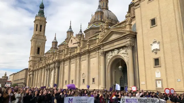 Los participantes en la manifestación de Zaragoza llegan a la plaza del Pilar.