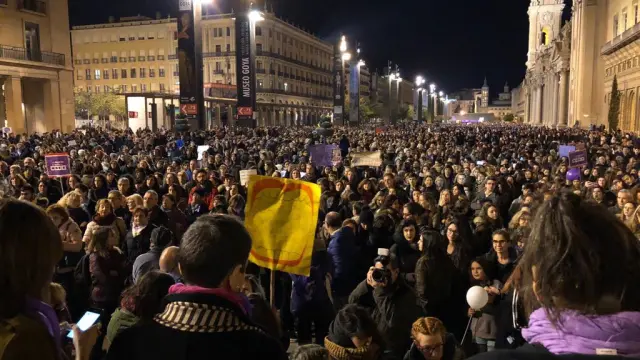 Llegada masiva de manifestantes a la plaza del Pilar