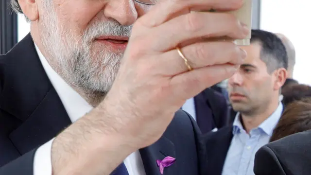 Rajoy, con lazo morado