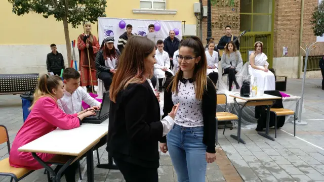Una representación de alumnas y alumnos de la Escuela de Arte de Teruel representa en la calle las diferencias laborales.