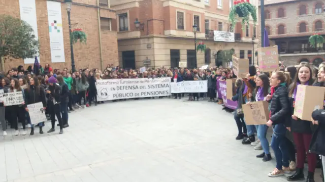 Concentración estudiantil en Teruel con motivo  del Día de la Mujer.
