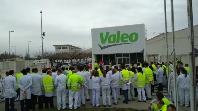 Trabajadores de Valeo a las puertas de la planta con motivo del 8-M.