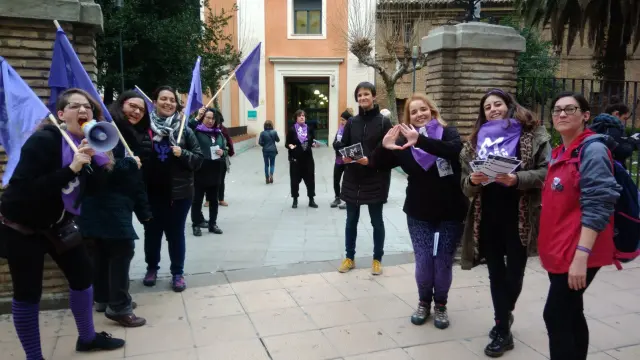 Varias activistas informaban esta mañana a las mujeres de su derecho a la huelga y de las reivindicaciones del 8M a las puertas del Hospital Provincial.