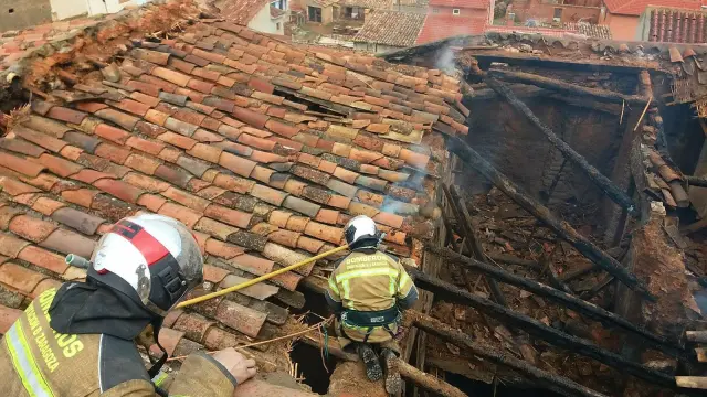 Un incendio destruye parte de un caserón en Ibdes.