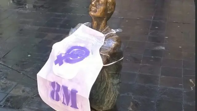 Algunas esculturas de Zaragoza 'se suman' a la huelga de mujeres