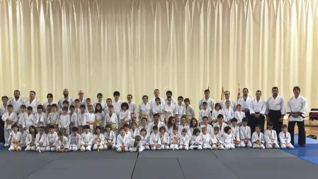 Unos 90 niños del club Aikidojo han inaugurado el seminario sobre el tatami de Alfajarín.