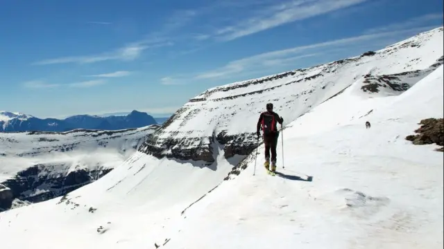 Esquiador en la loma del pico Tobacor, en el Parque Nacional de Ordesa y Monte Perdido.