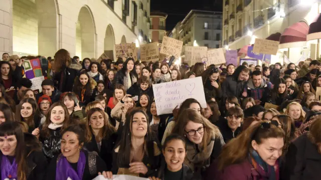 Las jóvenes se dejaron notar ayer en la manifestación feminista de Huesca.