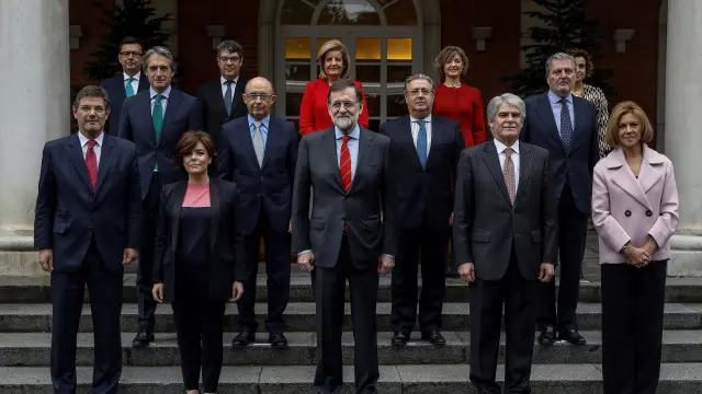 Román Escolano, arriba a la izquierda, posa en la foto oficial del Gobierno tras su incorporación al equipo de Rajoy.