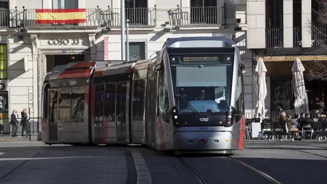 Un tranvía a su paso por la plaza de España.