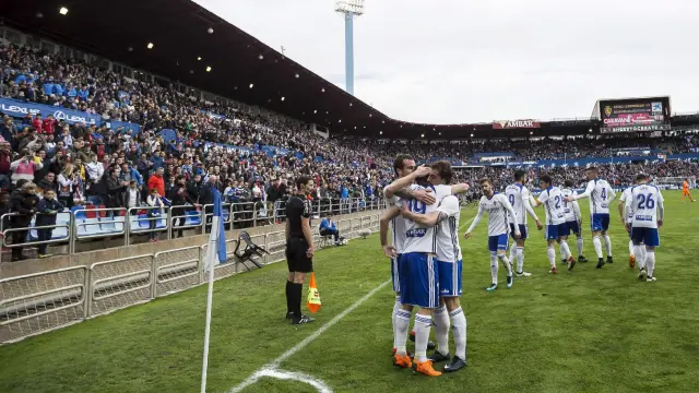 Los jugadores del Real Zaragoza celebran el 1-0 marcado por Papunashvili en el partido ante el Lorca FC.