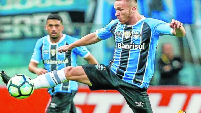 Arthur controla el balón en un partido con el Gremio de Porto Alegre.