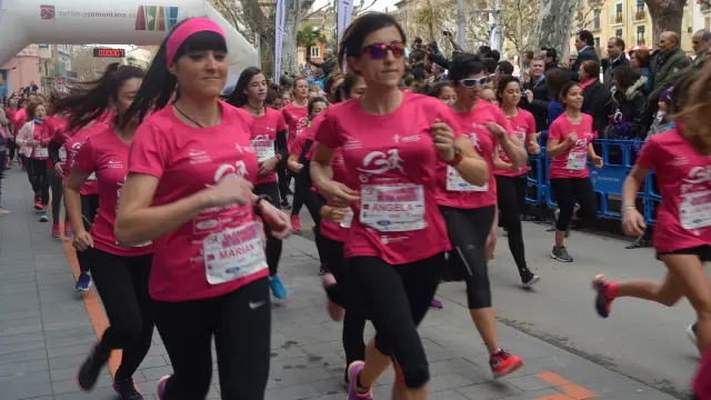 Unas 1.200 corredoras participan en la VI Carrera de la Mujer de Barbastro