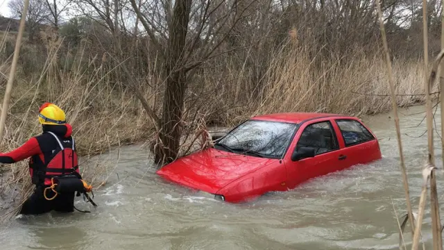 El coche quedó hundido más de medio metro dentro del cauce del río