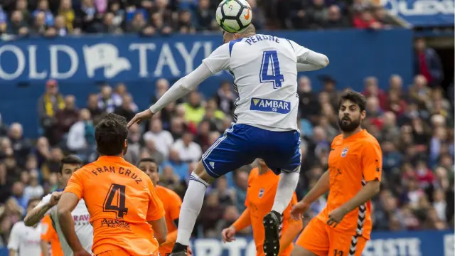 Perone, en pleno salto de cabeza en acción de ataque el pasado domingo ante el Lorca FC.