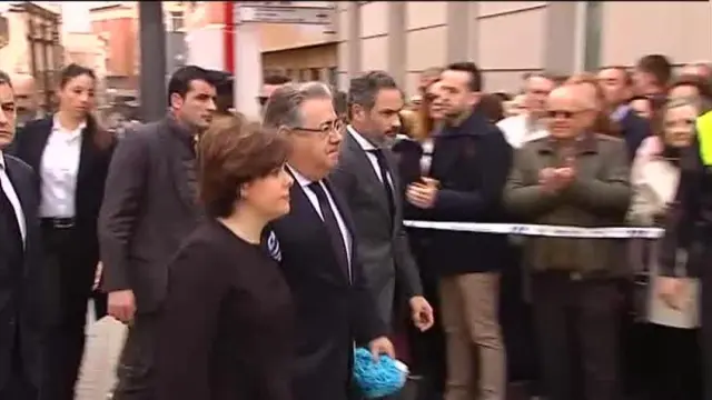 El Ministro del Interior entra al funeral de Gabriel con su bufanda en la mano
