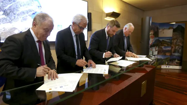 De izquierda a derecha, Miguel Gracia, Michel Pélieu, José Luis Soro y Jean-Jacques Lasserre, durante la firma de la declaración institucional