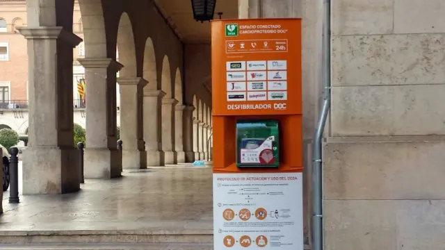 Desfibrilador instalado en la plaza de San Juan de Teruel para uso público.
