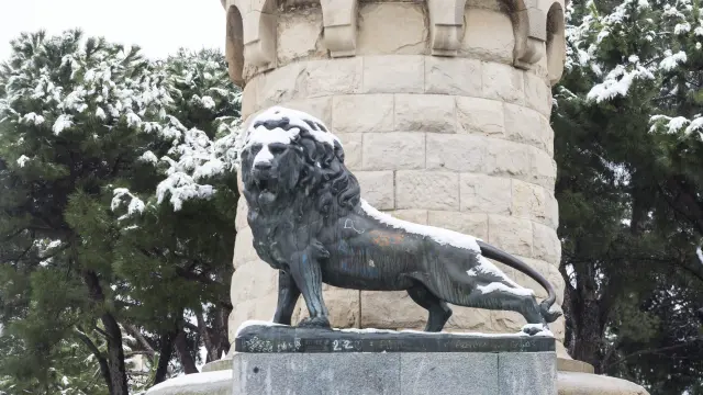El león de Alfonso I el Batallador, cubierto de nieve en la última nevada en Zaragoza