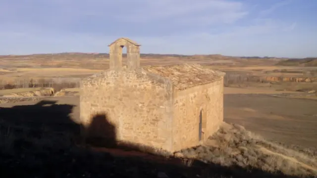 La ermita que da misa en Aragón y se escucha en Castilla y León