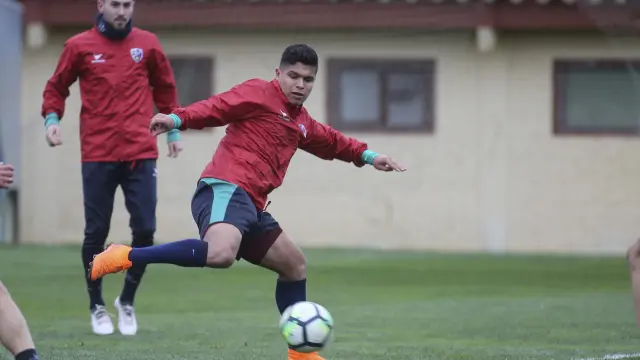 El delantero colombiano Cucho Hernández este miércoles en el entrenamiento que ha efectuado el Huesca en el Instituto Montearagón.