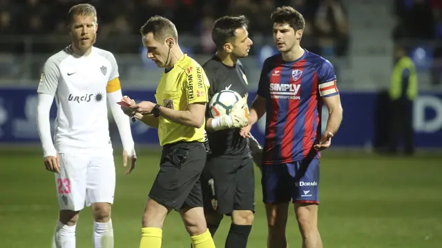 Melero, justo después de ser expulsado en el Huesca-Almería que terminó en empate hace dos jornadas (2-2).