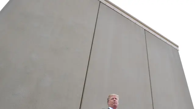 Trump ante uno de los prototipos de muro.