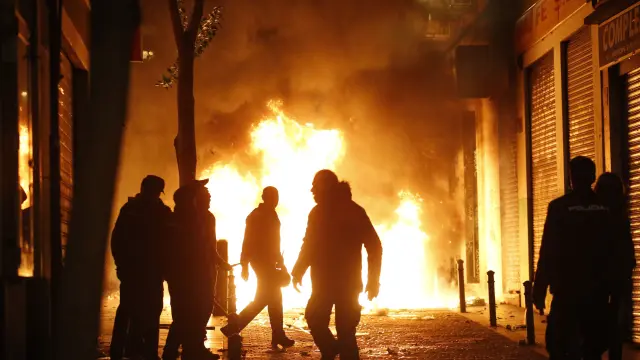 Varias personas han quemado contenedores y arrancado papeleras en el centro de Madrid.