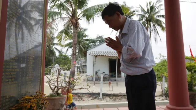 Un hombre visita un memorial sobre la masacre.