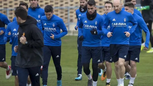 Parte del equipo del Real Zaragoza, al inicio del entrenamiento de este viernes.