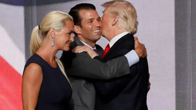 El hijo de Trump, Donald Trump Jr. abraza a su padre junto a su hasta ahora mujer, Vanessa Trump, en una imagen de archivo.