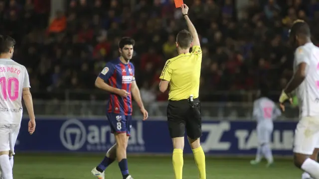 Momento del Huesca-Almería en el que el árbitro vasco Aitor Gorostegi expulsó con roja directa a Gonzalo Melero.