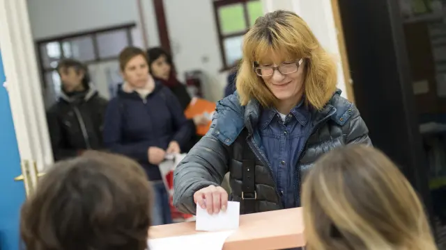 Una madre vota en el colegio Gascón y Marín, del centro de Zaragoza, el pasado martes