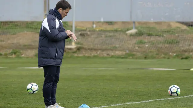 Joan Francesc Ferrer 'Rubi', técnico del Huesca, mira su reloj en el entrenamiento del jueves en el Instituto Montearagón.