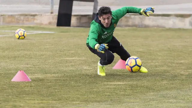 Cristian Álvarez, en un entrenamiento del Real Zaragoza.