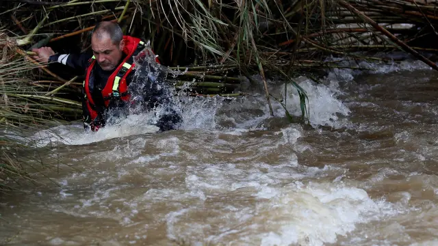 Un dispositivo de más de 200 personas busca al agente de la Guardia Civil que anoche cayó a un arroyo mientras rescataba a una pareja.