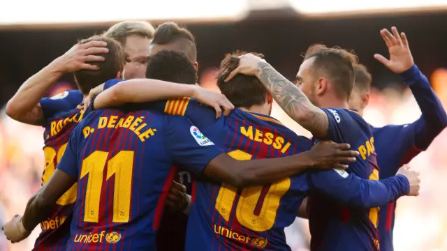 Los jugadores del FC Barcelona celebran el gol de Leo Messi