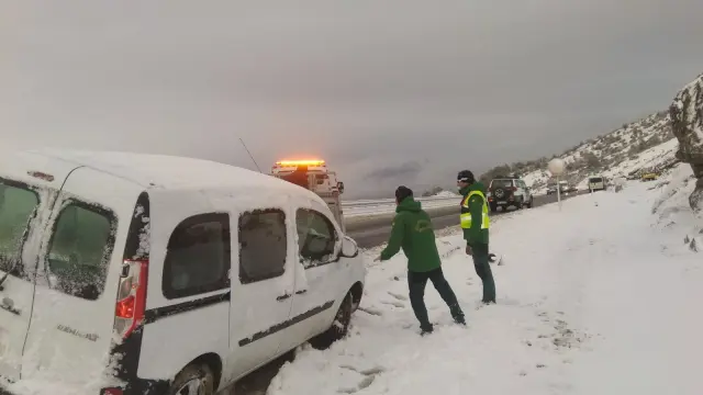 La Guardia Civil, auxiliando a una furgoneta que ha sufrido una salida de vía en Monrepós