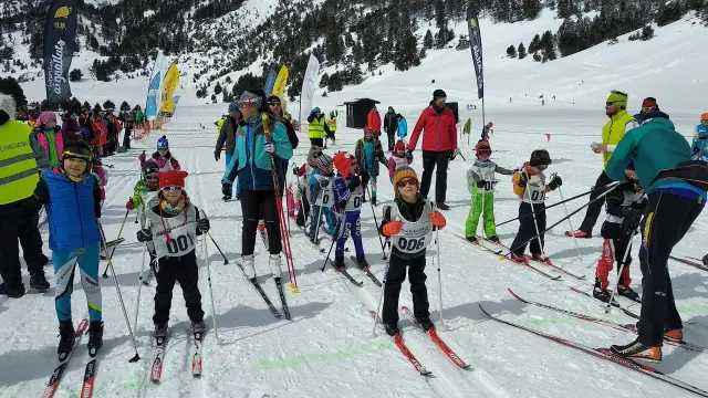Varios niños y niñas se preparan para participar en una de las carreras de esquí de fondo del XVI Trofeo Mainada en Llanos del Hospital.
