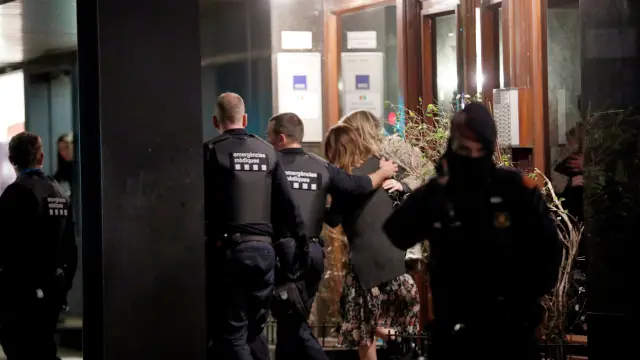 Los agentes acompañan a la mujer momentos después de liberarla del consulado de Mali en Barcelona.