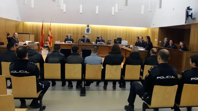 Los ocho acusados, compartiendo banquillo en la Audiencia de Huesca
