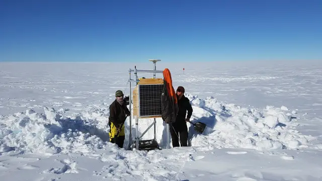 Científicos realizando mediciones en el glaciar Totten.