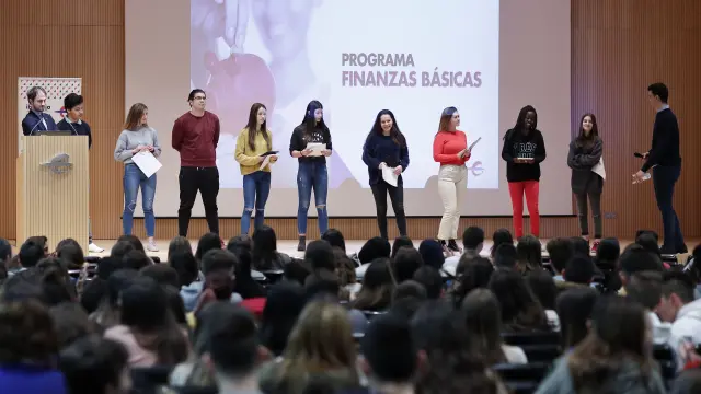 Alumnos de 4º ESO, Bachiller y cursos formativos participan en el programa Finanzas Básicas de Ibercaja