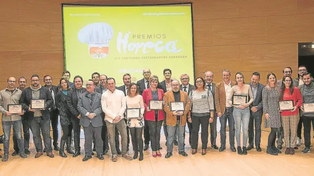 Todos los premiados en el XIX_Certamen de los Premios Horeca, junto a las autoridades y los patrocinadores, en la sala Luis Galve del Auditorio de Zaragoza.