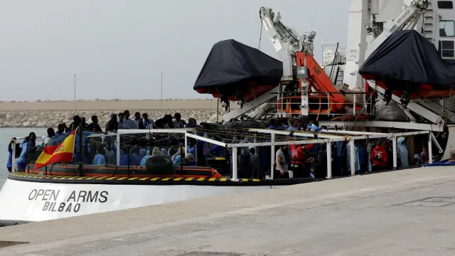 Inmigrantes esperando a desembarcar del buque Open Arms en Sicilia.