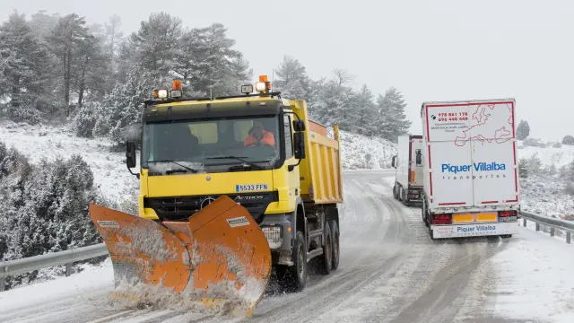 Tráfico complicado en Teruel. Las quitanieves tuvieron que trabajar para limpiar de nieve las carreteras. Así ocurrió en la A-226 a su paso por Cedrillas en la foto donde la calzada se cubrió de un manto blanco.