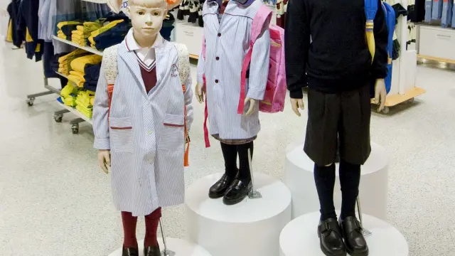Uniformes escolares, en un centro comercial, en una foto de archivo