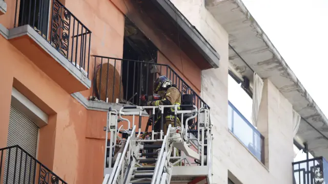 El incendio se ha declarado en el último piso del número 3 de la calle de Gascón de Gotor.