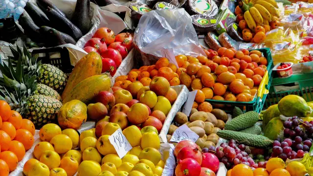 Una dieta equilibrada consta de frutas y verduras.