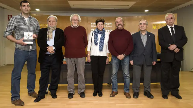 Jorge Marín, Joaquín Callabed, Fernando Villacampa, Pilar Buj, Eugenio Mateo, Fernando Gracia y Guillermo Fatás, en la Biblioteca de Aragón.